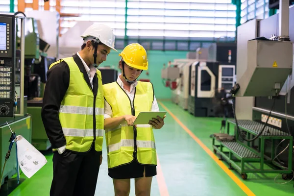 Waist Vrouwelijke Technicus Werknemer Met Harde Hoed Controleren Corporate Applicatie — Stockfoto