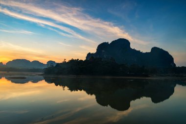 Tayland, Krabi 'deki Nong Thale' in sabah manzarası. Güzel su deposu ve kireçtaşı dağları ve gün doğumunda su bataklığının yansıması. Tayland 'ın güneyinde ünlü bir seyahat yeri..