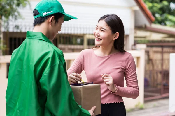 Cantik Tersenyum Wanita Asia Penandatanganan Menerima Tanda Tangan Smartphone Setelah — Stok Foto