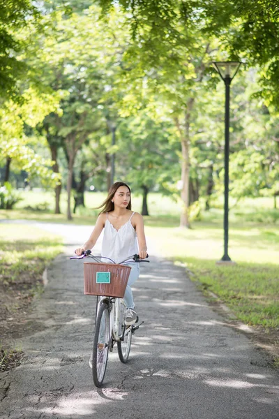 Bela Aisan Mulher Atraente Andar Bicicleta Dia Ensolarado Parque Primavera — Fotografia de Stock