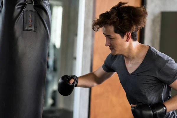 Fitness Jovem Americano Treinamento Saco Perfuração Com Punho Direito Com — Fotografia de Stock