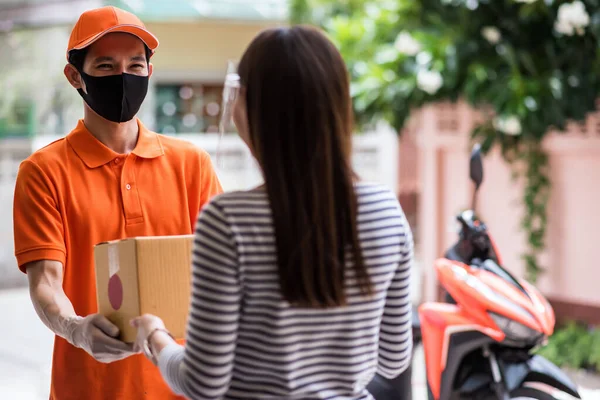 Delivery Man Wear Mask Gloves Παράδοση Δέματος Γυναίκα Πελάτη Μάσκα — Φωτογραφία Αρχείου