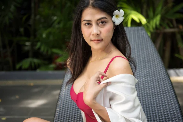 Portret Van Sexy Aziatische Mooie Vrouw Rood Badpak Uit Trekken — Stockfoto