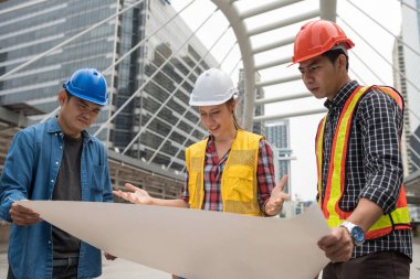 Kızgın Amerikalı mühendis kadın yönetici inşaat projesinin planlarını inceledikten sonra ekibine seslendi. Yerleştirmede gecikme ya da hata. Urabn bölgesindeki meslektaşımı suçluyorum..