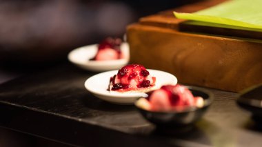 Taze çilekli krep ve dondurma, küçük beyaz tabakta metin için fotokopi alanı. Ev yapımı fırın.