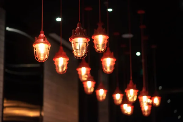 Čínské Červené Kovové Lustry Visí Stropu Luxusního Hotelu Mnoho Lamp — Stock fotografie