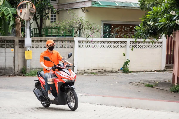 Kurýrní Doručovatel Obličejovou Maskou Oranžovou Uniformou Koni Motocykl Kopce Doručit — Stock fotografie