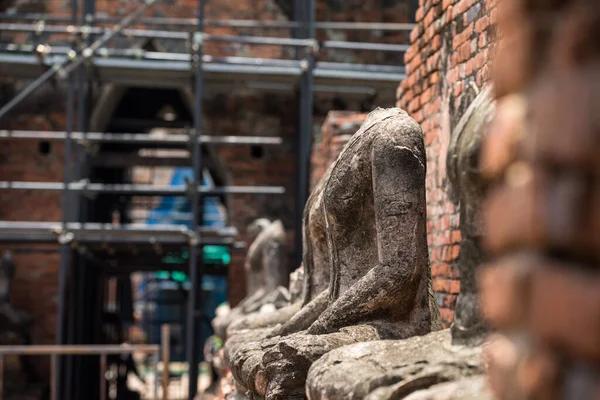 Antiche Statue Buddha Rovina Impalcatura Metallo Riparare Ristrutturare Vecchia Architettura — Foto Stock