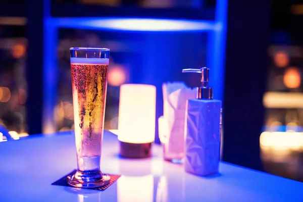 Szklanka Świeżego Zimnego Piwa Stole Luksusowego Baru Nocnym Światłem Bokeh — Zdjęcie stockowe