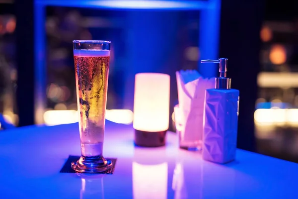 Szklanki Świeżego Zimnego Piwa Stole Luksusowego Baru Nocnym Światłem Bokeh — Zdjęcie stockowe