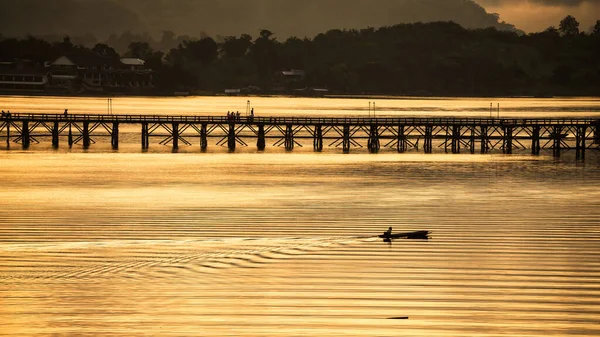 Pescadores Silhueta Veleiro Perto Madeira Mon Ponte Attanusorn Nascer Sol — Fotografia de Stock