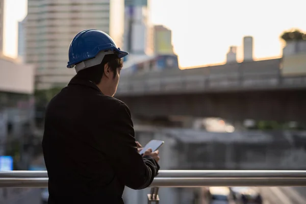 Parte Trasera Del Ingeniero Asiático Con Plan Proyecto Construcción Verificación — Foto de Stock