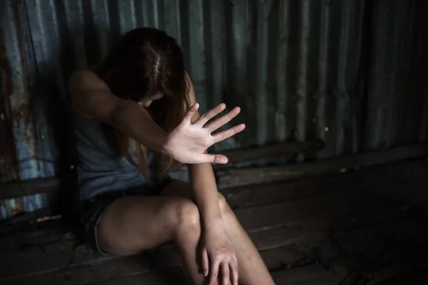 捨てられた家の床に座り暴力やレイプを防ぐためにストップハンドを見せる少女 セクシャルハラスメントや人質被害者概念 — ストック写真