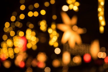Renkli gece ışıkları, bar ve restorandaki renkli ampullerin soyut Bokeh parti ışıklarını bulanıklaştırdı. Noel ve 2021 Yeni Yıl Dekorasyonu.