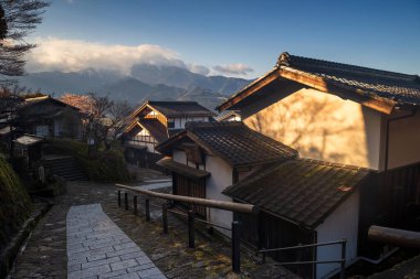 Magome juku, Nakatsugawa, Gifu, Japonya 'daki Kiso vadisi, Nakatsugawa, merkez Alp dağları ile eski Nakasendo kasabasını korudu. Tahta bina cephesi ile ünlü seyahat simgesi.