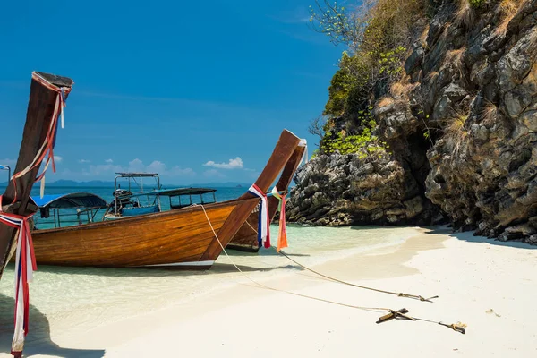 Holzboot Auf Kristallklarem Andamanem Meer Auf Der Insel Thale Waek — Stockfoto