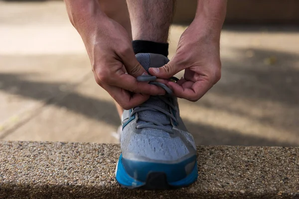 Muž Atlet Runner Ruce Vázání Běžecké Boty Nebo Tkaničky Pěšině — Stock fotografie