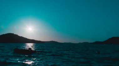 Dağ ile denizde tekne.