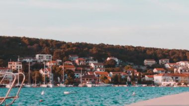 Tisno adlı küçük deniz kasabası.