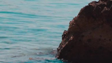 Deniz kayaların arkasında. Tisno, Hırvatistan.