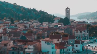 Kilisede Tisno, Hırvatistan ile küçük seatown
