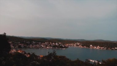 Küçük bir kasaba Timelapse görünüm Tisno adlı.