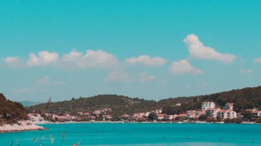 Küçük bir kasaba Timelapse görünüm Tisno adlı.