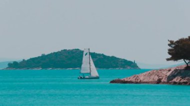 Geçen rüzgar tekne.