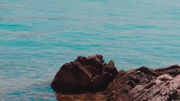 Deniz Kayaların Arkasında Tisno Hırvatistan — Stok video