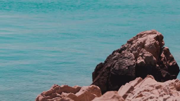 Deniz Kayaların Arkasında Tisno Hırvatistan — Stok video