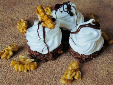 Lezzetli ve kremsi beze bir çerez çikolata ve fındık ile.