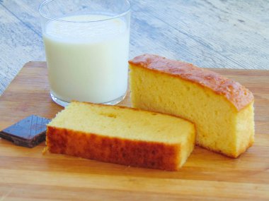 Çikolatalı süt ve iki parça bisküvi.