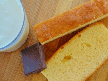 Çikolatalı süt ve iki parça bisküvi.