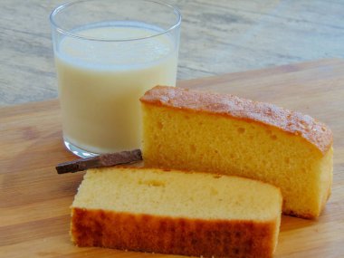 Çikolatalı süt ve iki parça bisküvi.