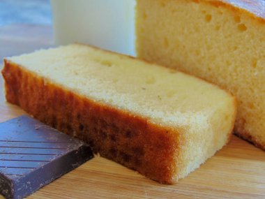 Çikolatalı süt ve iki parça bisküvi.