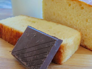 Çikolatalı süt ve iki parça bisküvi.