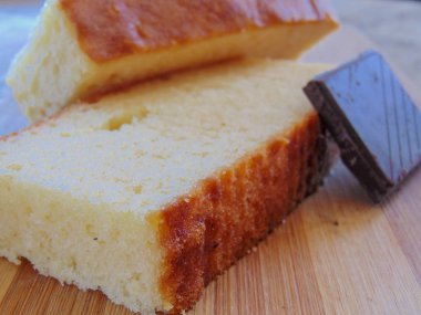 Çikolatalı süt ve iki parça bisküvi.