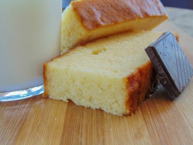 Çikolatalı süt ve iki parça bisküvi.