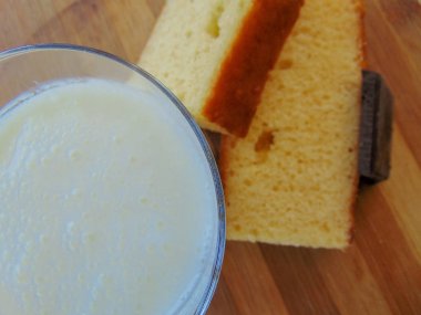 Çikolatalı süt ve iki parça bisküvi.