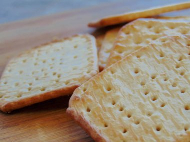 Ahşap bir masada bir sürü tuzlu kraker.