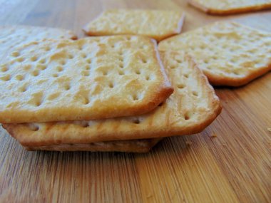 Ahşap bir masada bir sürü tuzlu kraker.