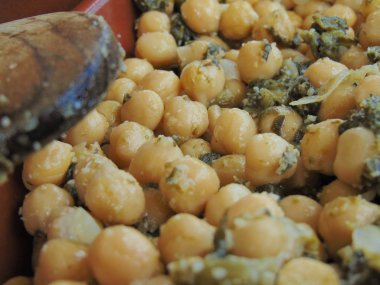 Tahta kaşıkla seramik tabakta ıspanaklı nohut.