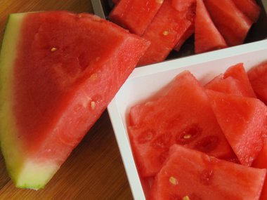 Tahta tahta üzerinde tatlı karpuz parçaları.