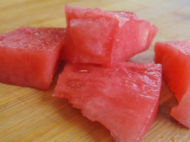 Tahta tahta üzerinde tatlı karpuz parçaları.