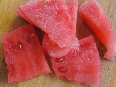Tahta tahta üzerinde tatlı karpuz parçaları.