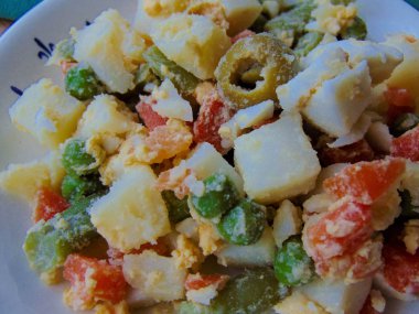 Rustik ahşap bir masa üzerinde Rus salatası.