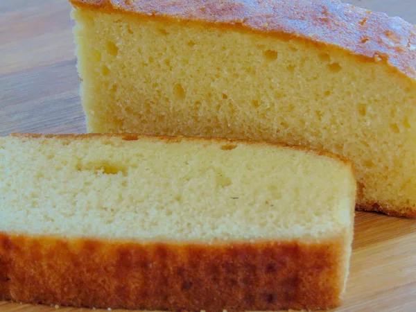 İki parça bisküvi.