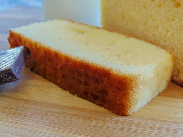 Çikolatalı süt ve iki parça bisküvi.