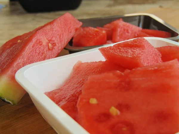 Stücke Frischer Wassermelone Auf Einem Holzbrett — Stockfoto