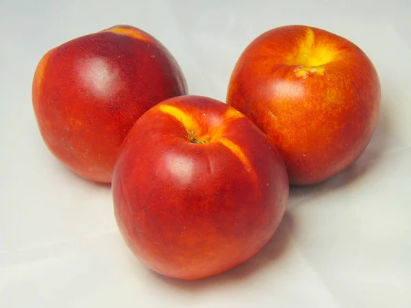 Nectarines Fraîches Sur Fond Blanc — Photo